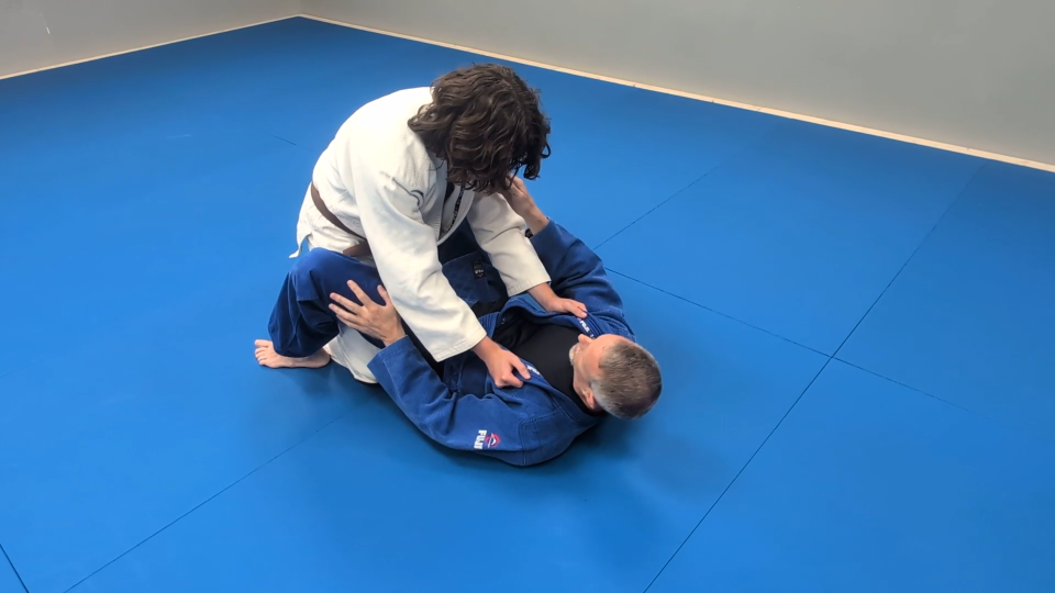 Preview of a knee-push reversal groundwork technique.
